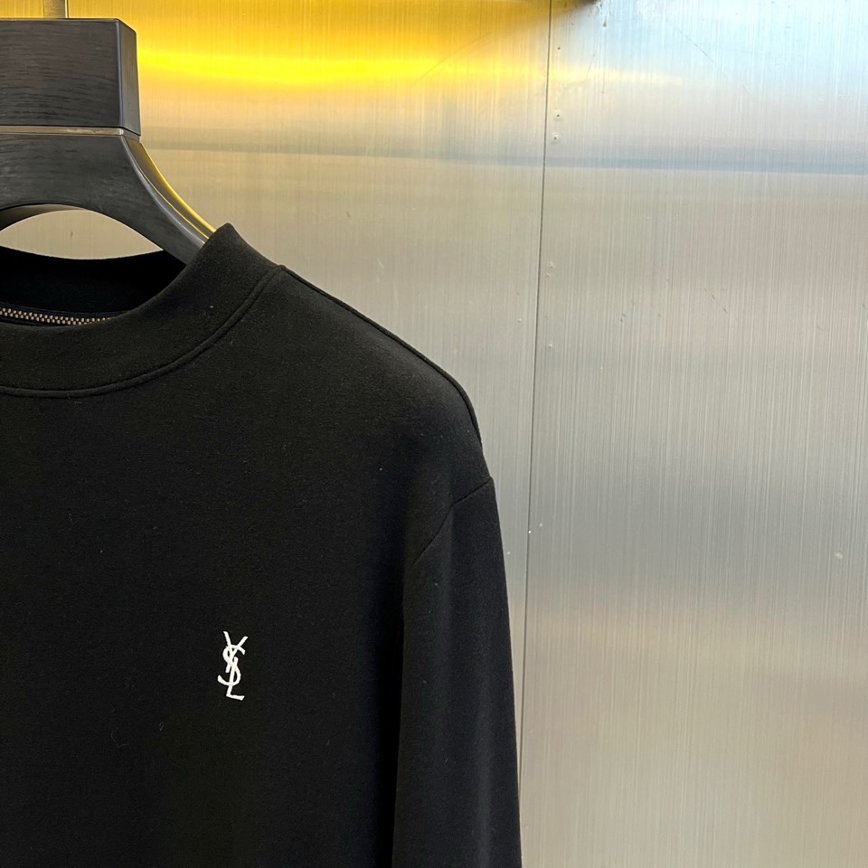 🌾Saint Laurent圣罗兰、2025秋冬长袖T恤系列，以标志性的摇滚内核重塑基础单品。系列呈现纯