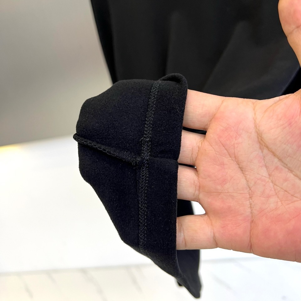 🌾Saint Laurent圣罗兰、2025秋冬长袖T恤系列，以标志性的摇滚内核重塑基础单品。系列呈现纯