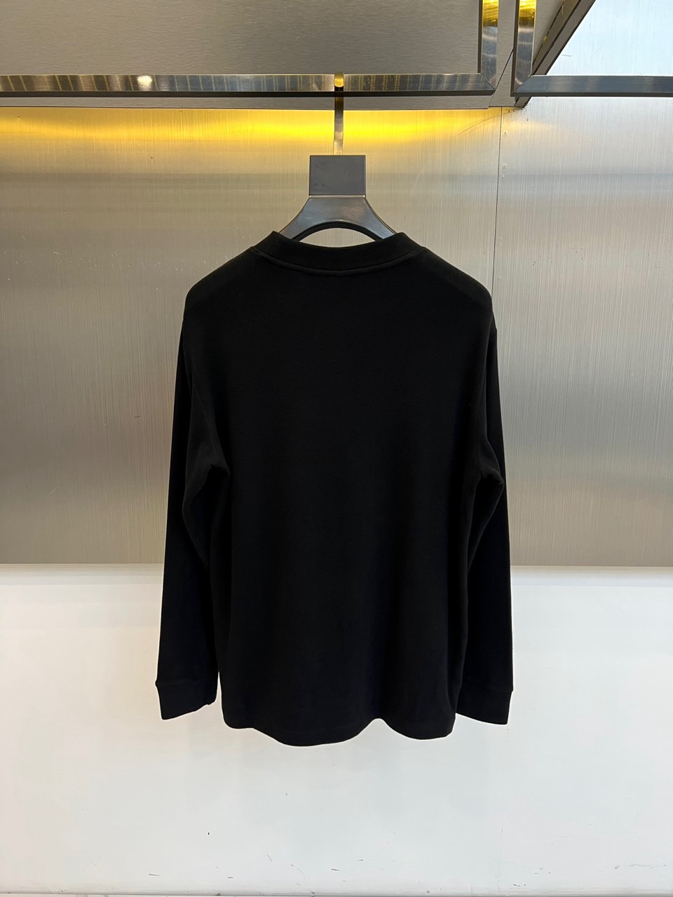 🌾Saint Laurent圣罗兰、2025秋冬长袖T恤系列，以标志性的摇滚内核重塑基础单品。系列呈现纯