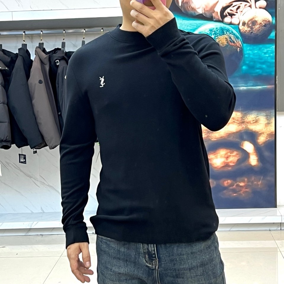 🌾Saint Laurent圣罗兰、2025秋冬长袖T恤系列，以标志性的摇滚内核重塑基础单品。系列呈现纯