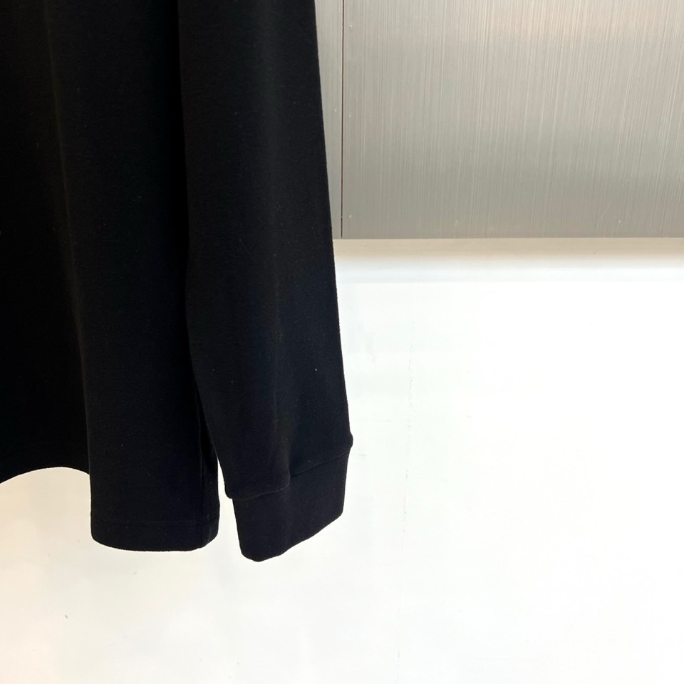 🌾Saint Laurent圣罗兰、2025秋冬长袖T恤系列，以标志性的摇滚内核重塑基础单品。系列呈现纯