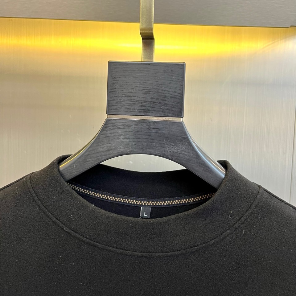 🌾Saint Laurent圣罗兰、2025秋冬长袖T恤系列，以标志性的摇滚内核重塑基础单品。系列呈现纯