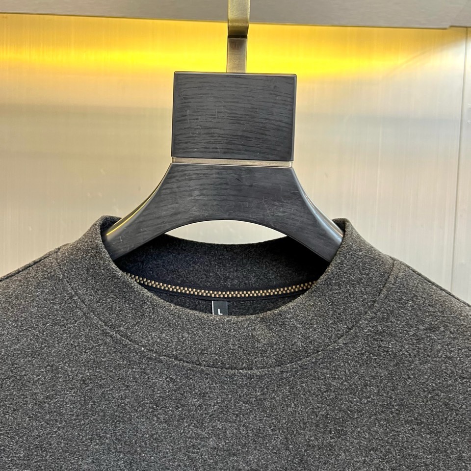 🌾Saint Laurent圣罗兰、2025秋冬长袖T恤系列，以标志性的摇滚内核重塑基础单品。系列呈现纯