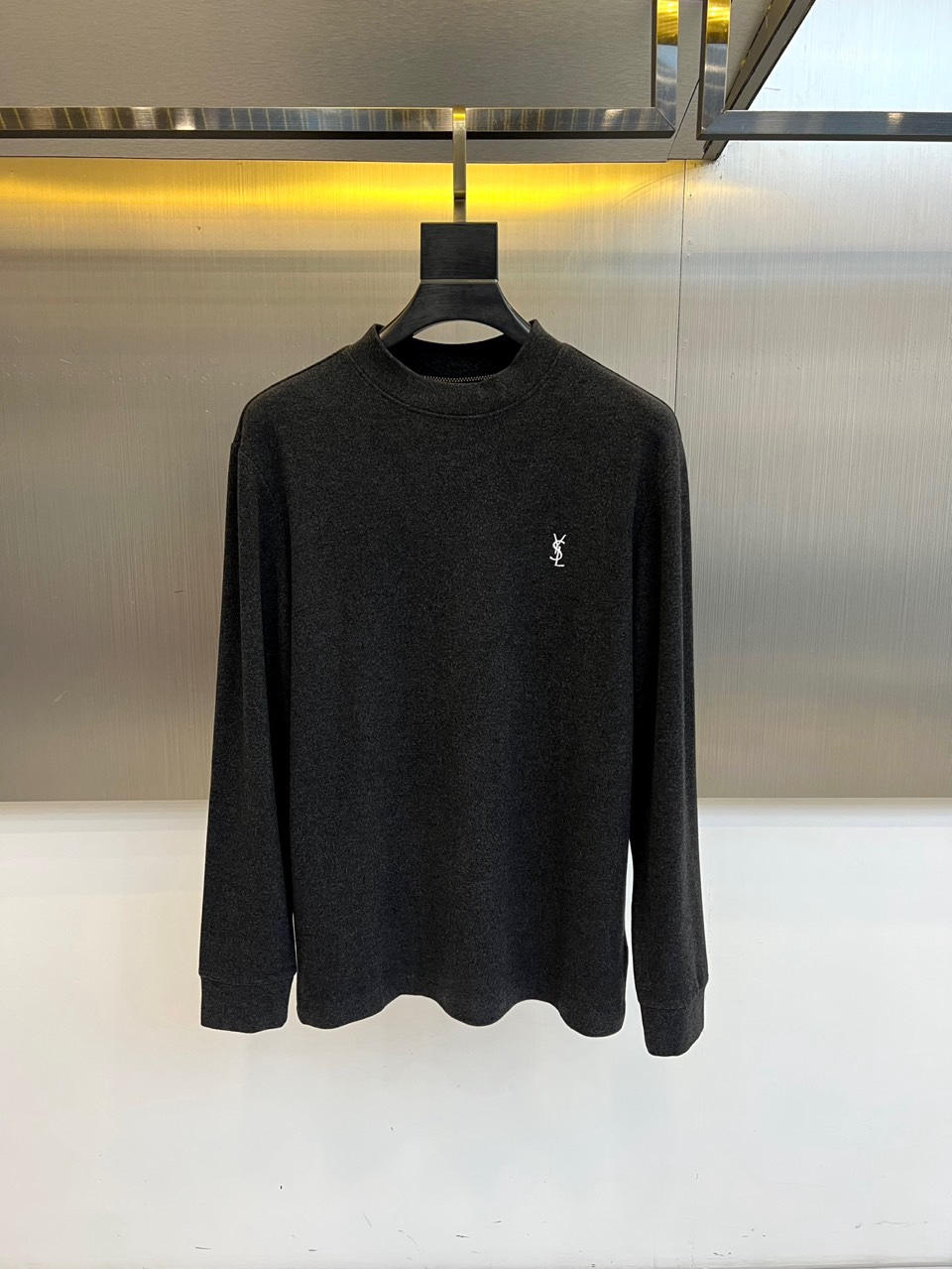 🌾Saint Laurent圣罗兰、2025秋冬长袖T恤系列，以标志性的摇滚内核重塑基础单品。系列呈现纯