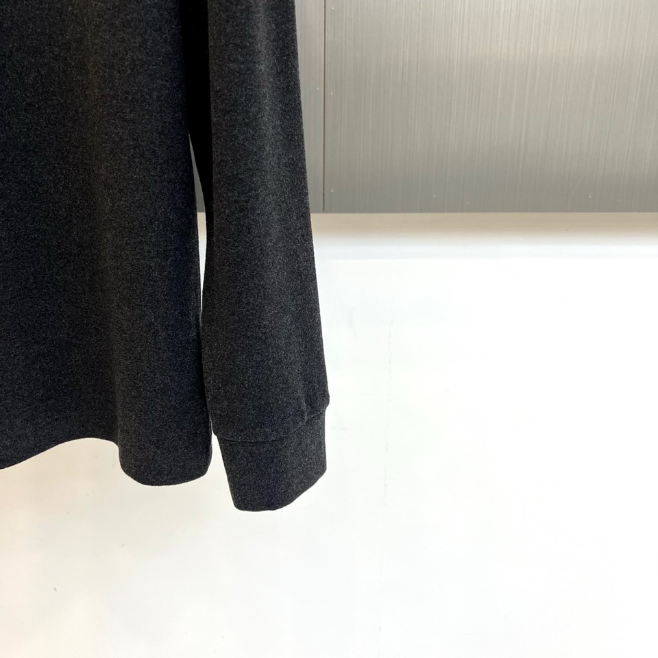 🌾Saint Laurent圣罗兰、2025秋冬长袖T恤系列，以标志性的摇滚内核重塑基础单品。系列呈现纯