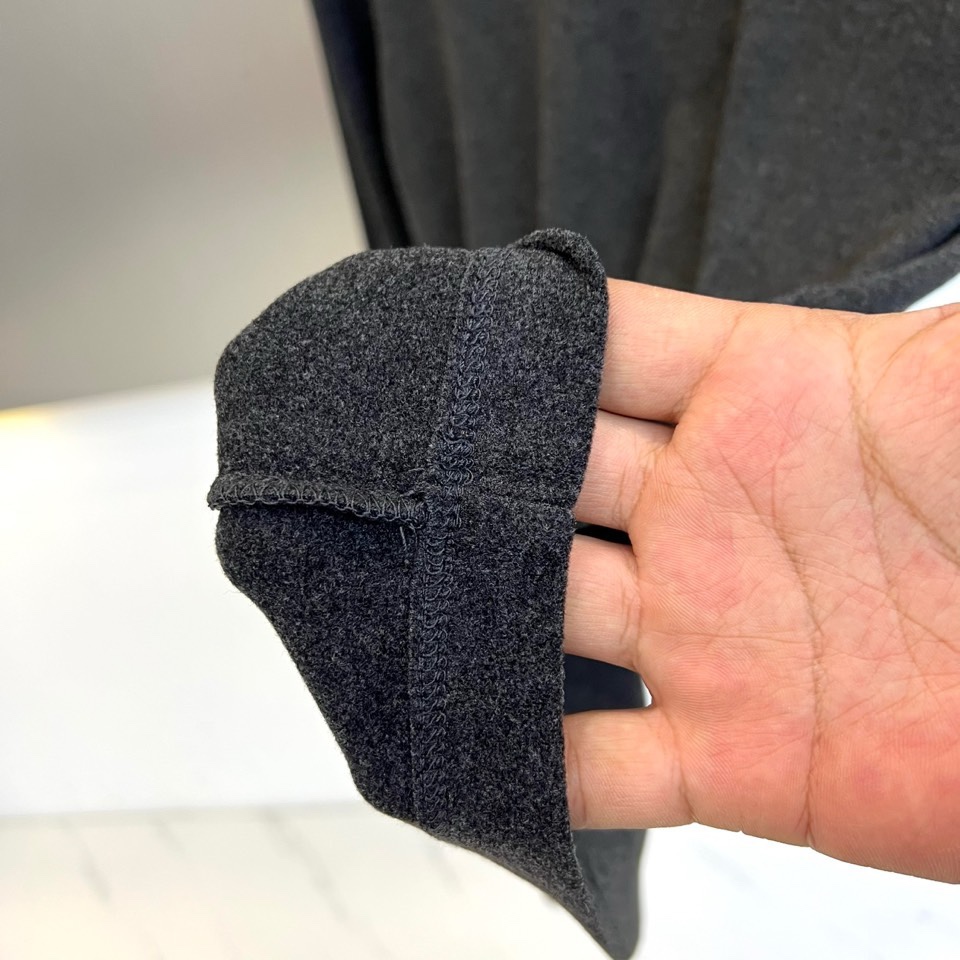 🌾Saint Laurent圣罗兰、2025秋冬长袖T恤系列，以标志性的摇滚内核重塑基础单品。系列呈现纯