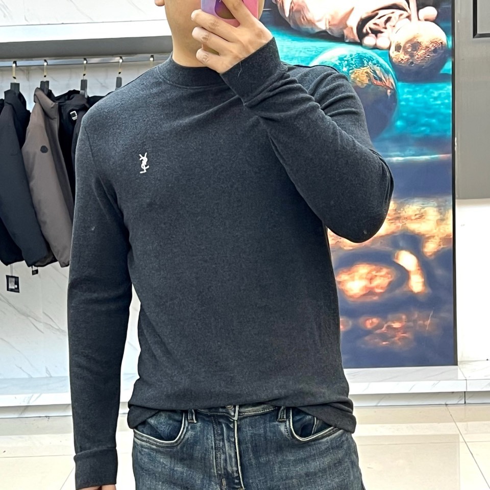 🌾Saint Laurent圣罗兰、2025秋冬长袖T恤系列，以标志性的摇滚内核重塑基础单品。系列呈现纯