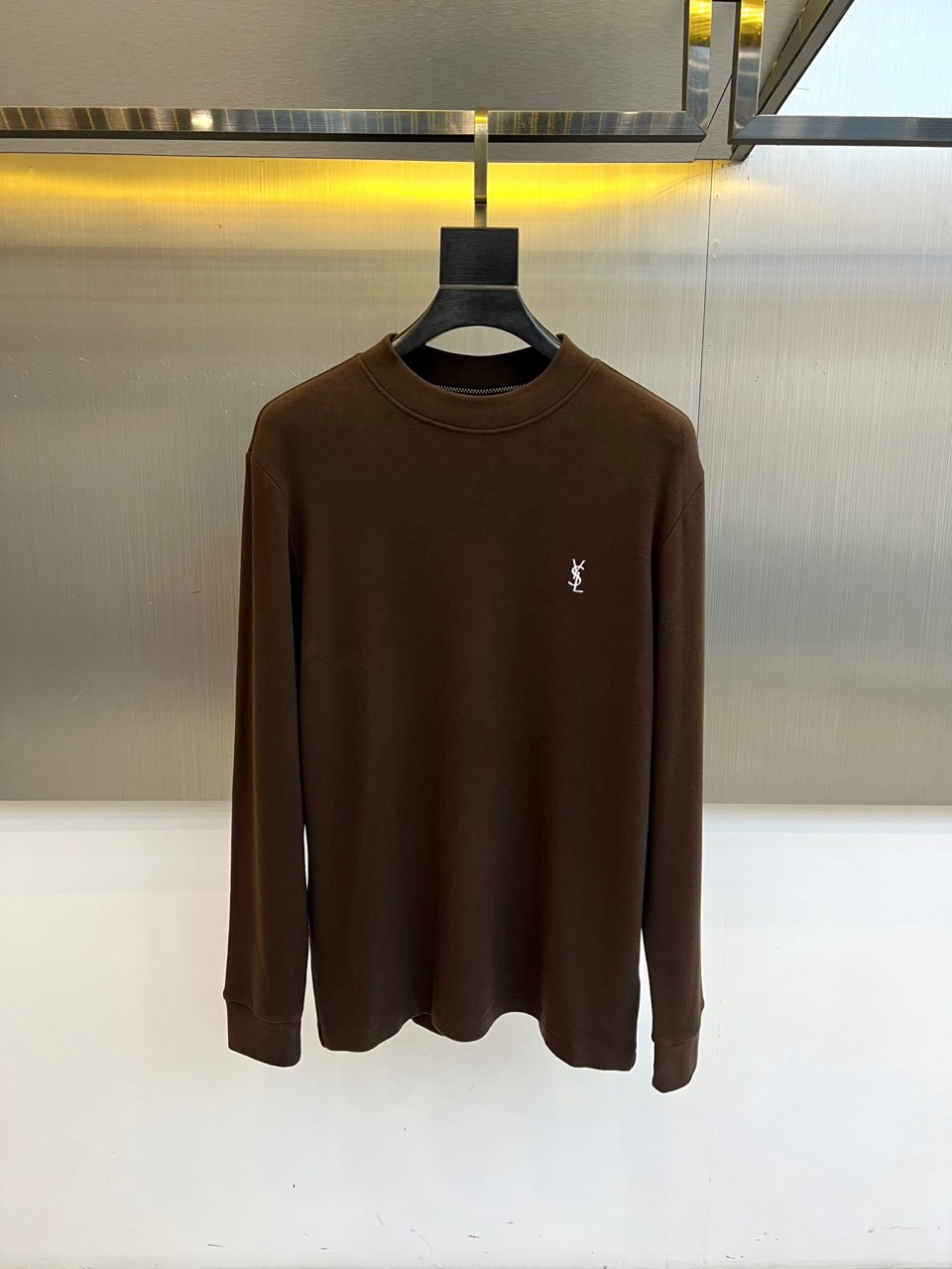 🌾Saint Laurent圣罗兰、2025秋冬长袖T恤系列，以标志性的摇滚内核重塑基础单品。系列呈现纯