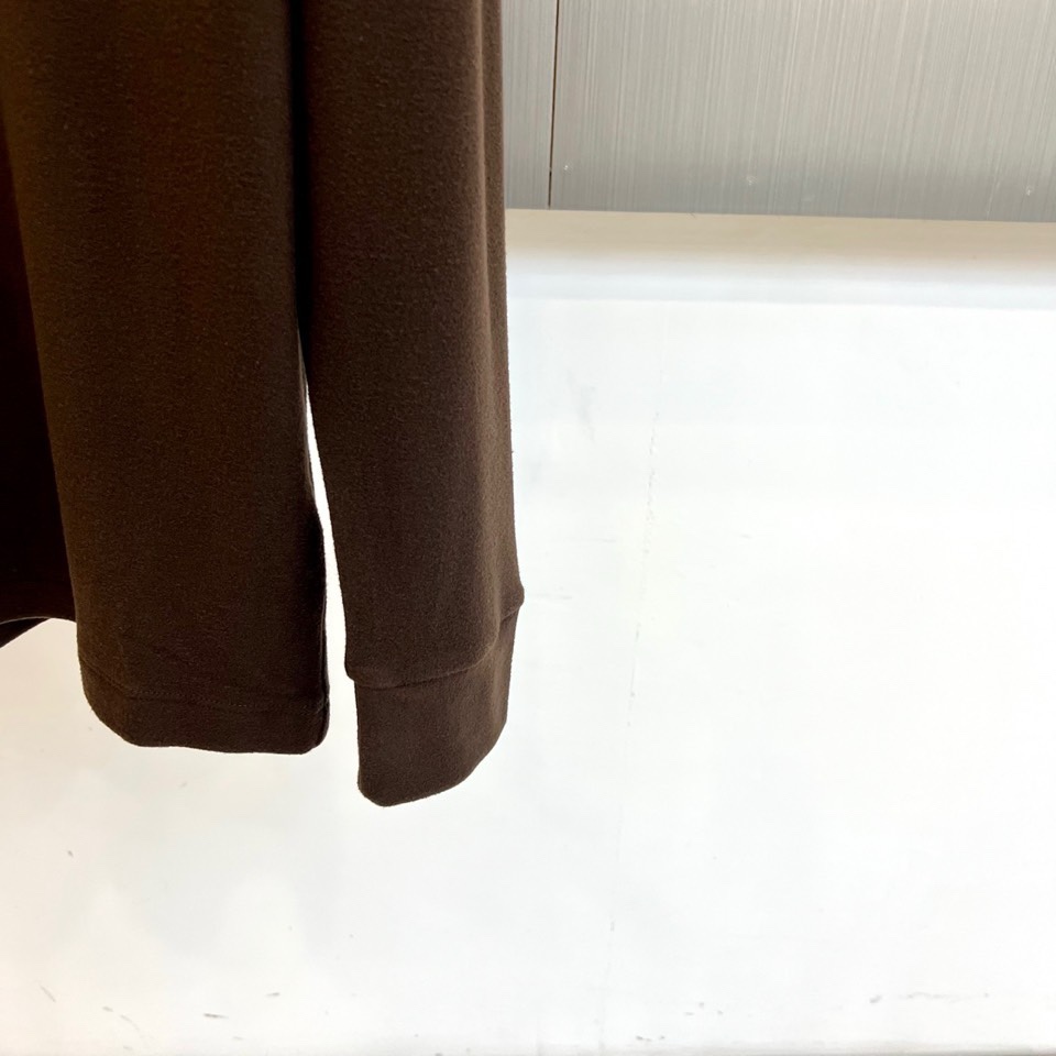 🌾Saint Laurent圣罗兰、2025秋冬长袖T恤系列，以标志性的摇滚内核重塑基础单品。系列呈现纯