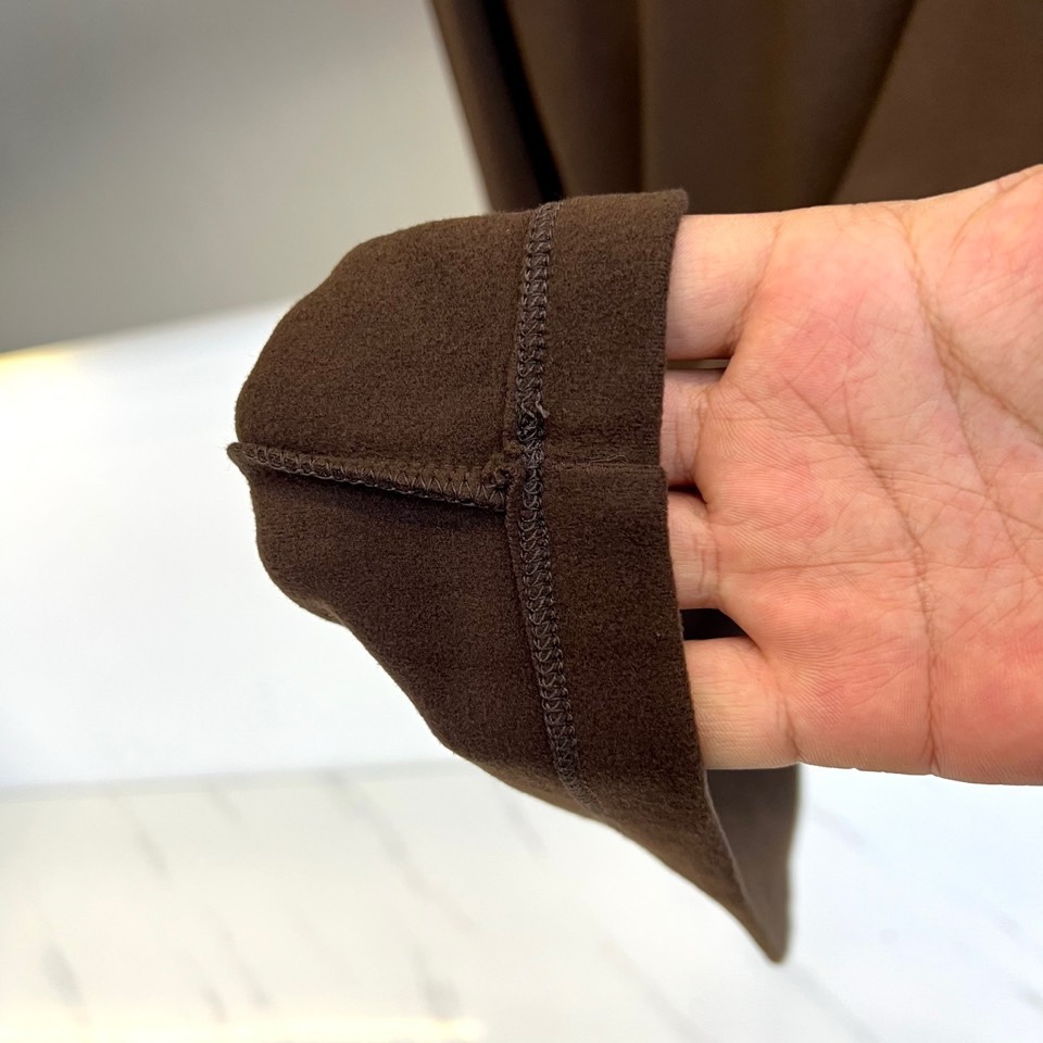 🌾Saint Laurent圣罗兰、2025秋冬长袖T恤系列，以标志性的摇滚内核重塑基础单品。系列呈现纯