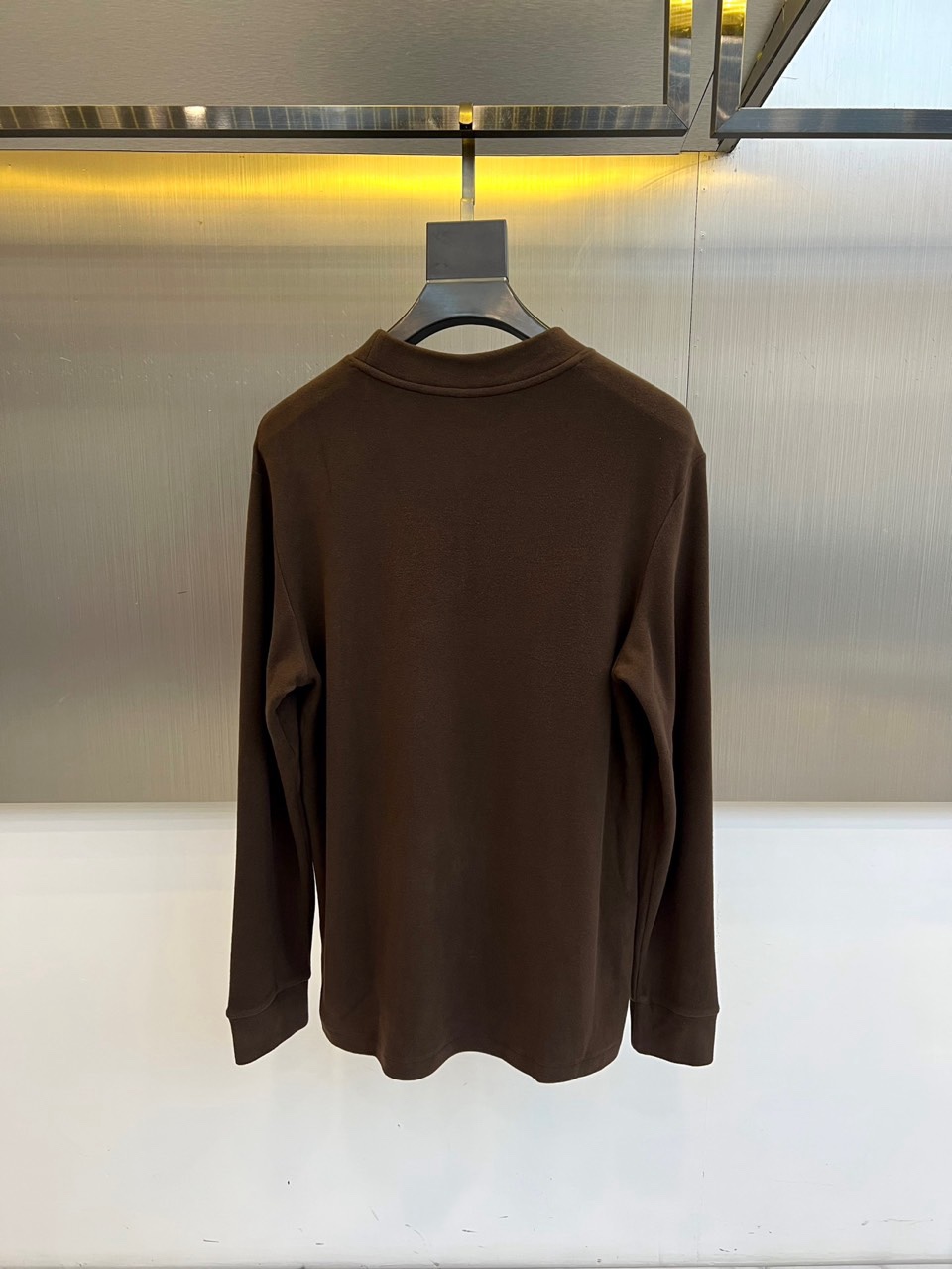 🌾Saint Laurent圣罗兰、2025秋冬长袖T恤系列，以标志性的摇滚内核重塑基础单品。系列呈现纯