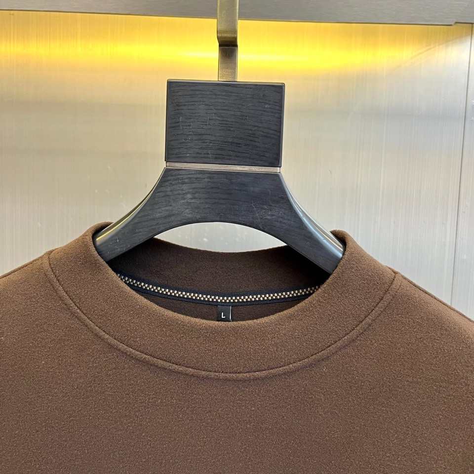 🌾Saint Laurent圣罗兰、2025秋冬长袖T恤系列，以标志性的摇滚内核重塑基础单品。系列呈现纯