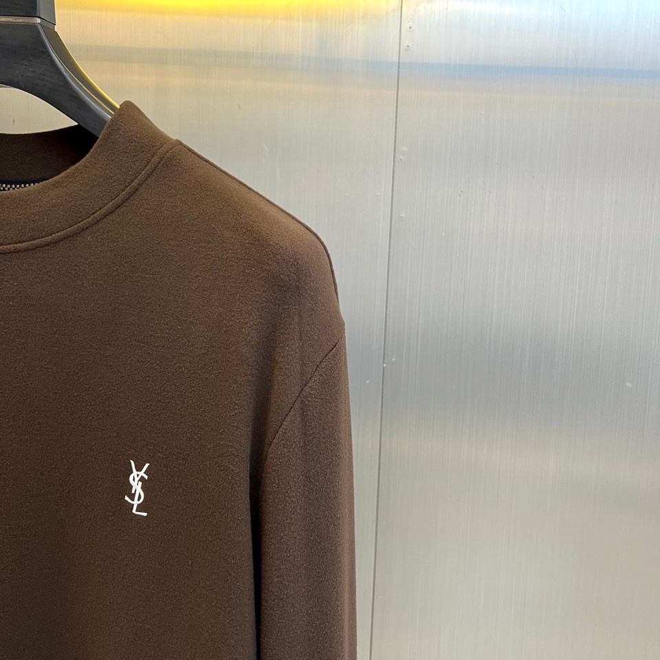 🌾Saint Laurent圣罗兰、2025秋冬长袖T恤系列，以标志性的摇滚内核重塑基础单品。系列呈现纯