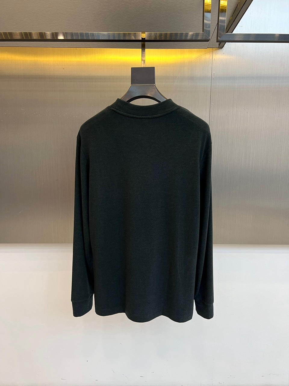 🌾Saint Laurent圣罗兰、2025秋冬长袖T恤系列，以标志性的摇滚内核重塑基础单品。系列呈现纯