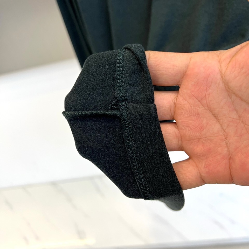 🌾Saint Laurent圣罗兰、2025秋冬长袖T恤系列，以标志性的摇滚内核重塑基础单品。系列呈现纯