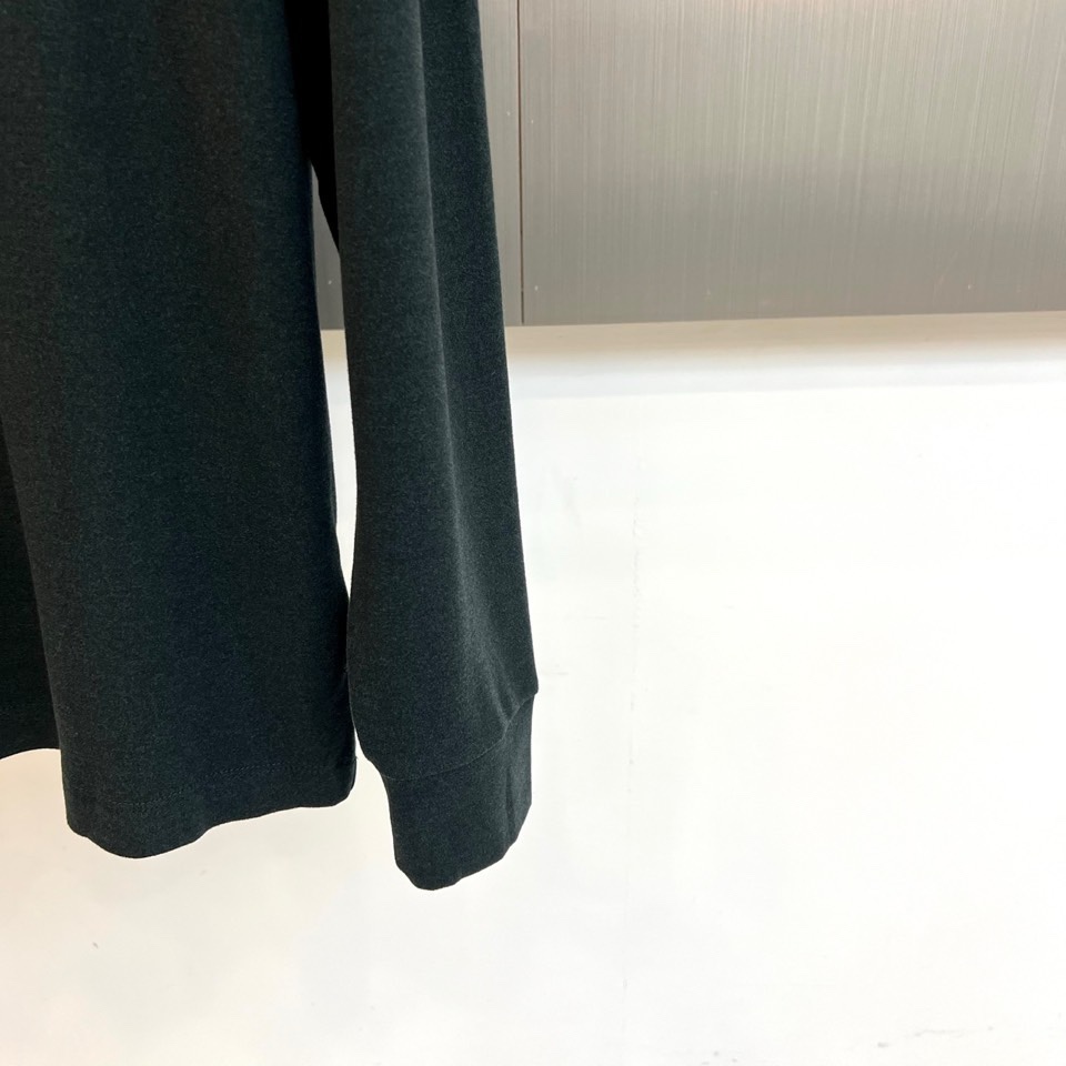 🌾Saint Laurent圣罗兰、2025秋冬长袖T恤系列，以标志性的摇滚内核重塑基础单品。系列呈现纯