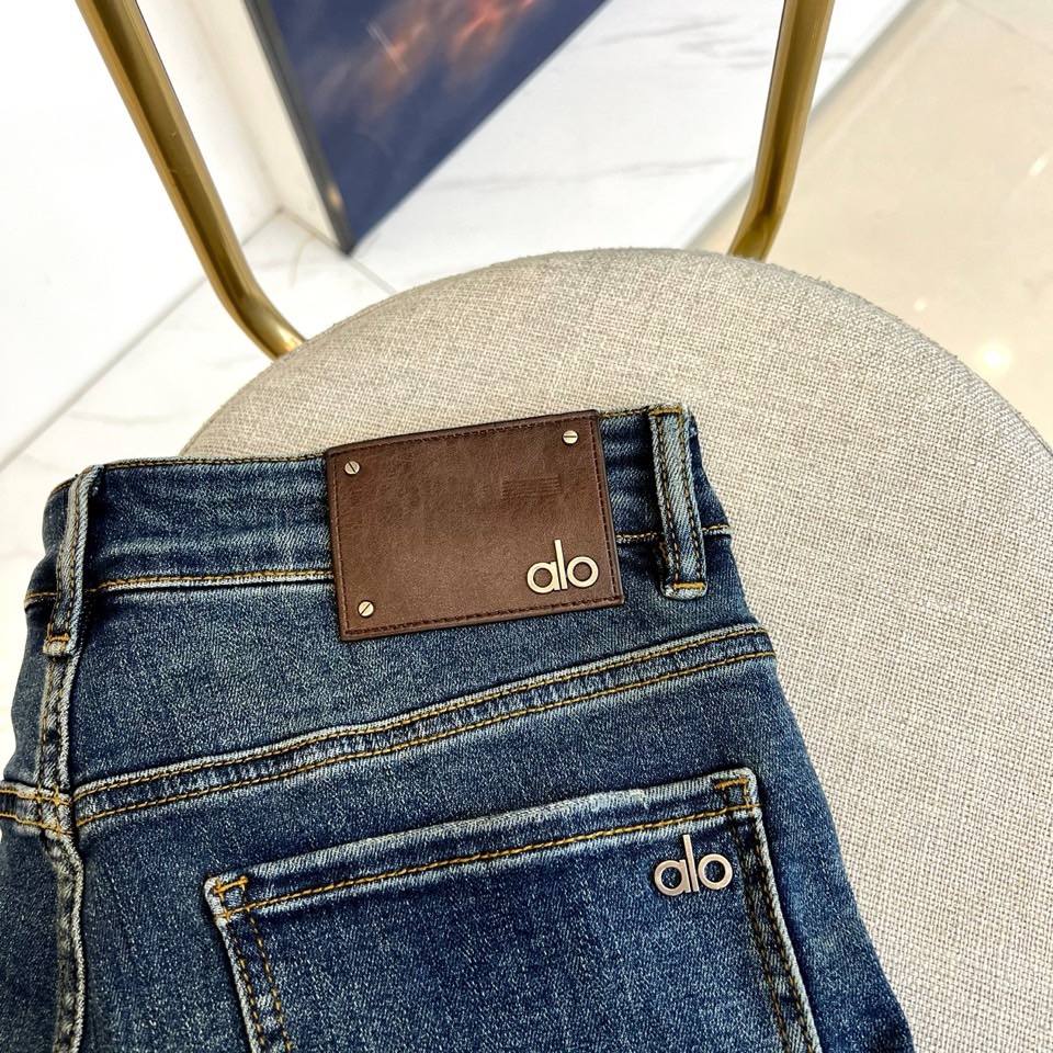 🌾Alo、2025秋冬新款牛仔裤，最新通勤百搭无论什么场合穿都可以，选用进口原色丹宁高弹面料颜色非常正原