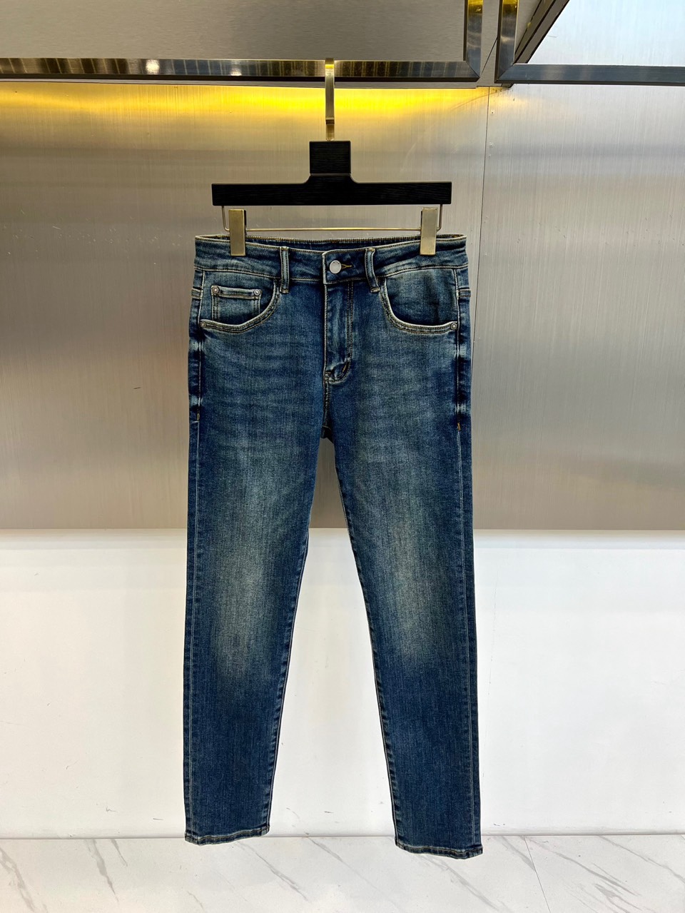 🌾Alo、2025秋冬新款牛仔裤，最新通勤百搭无论什么场合穿都可以，选用进口原色丹宁高弹面料颜色非常正原