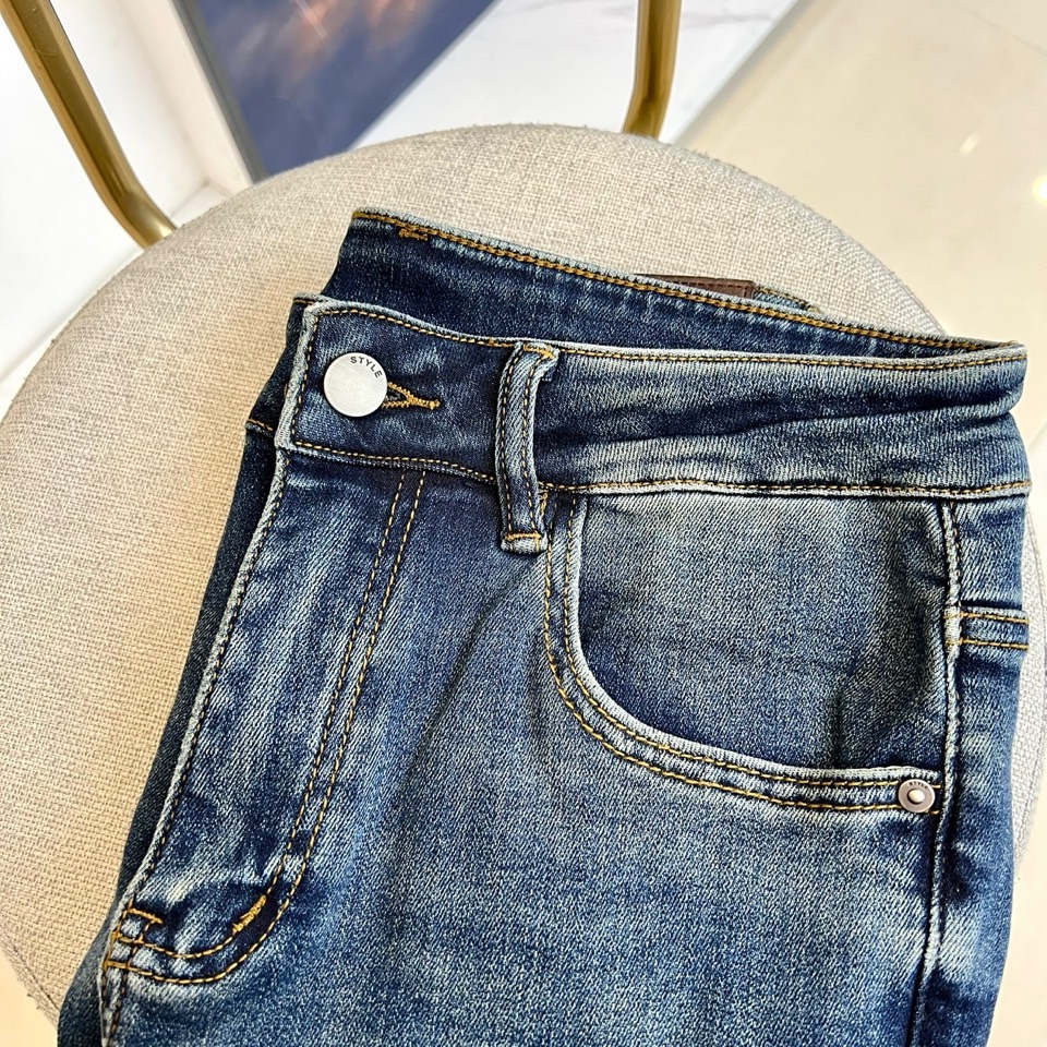 🌾Alo、2025秋冬新款牛仔裤，最新通勤百搭无论什么场合穿都可以，选用进口原色丹宁高弹面料颜色非常正原