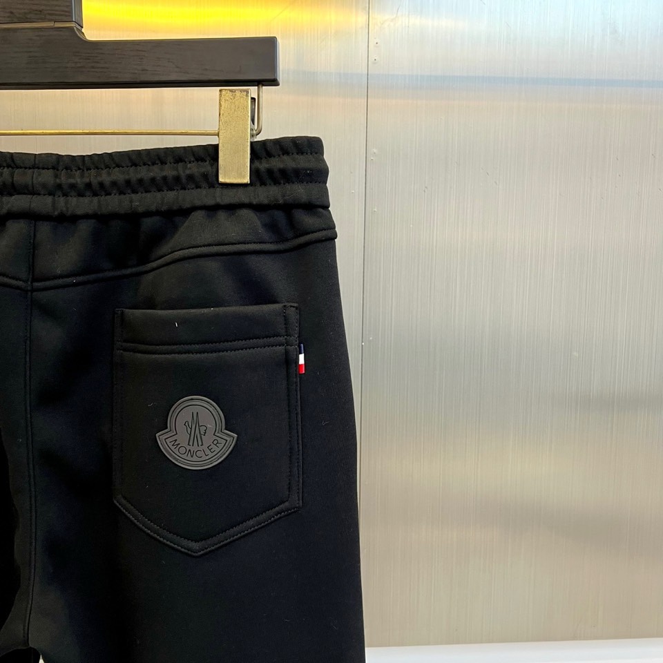 🌾Mon蒙口、2025秋冬推出经典黑色加绒长裤，以简约实用美学定义冬日温暖。款式采用流畅的直筒廓形，腰部