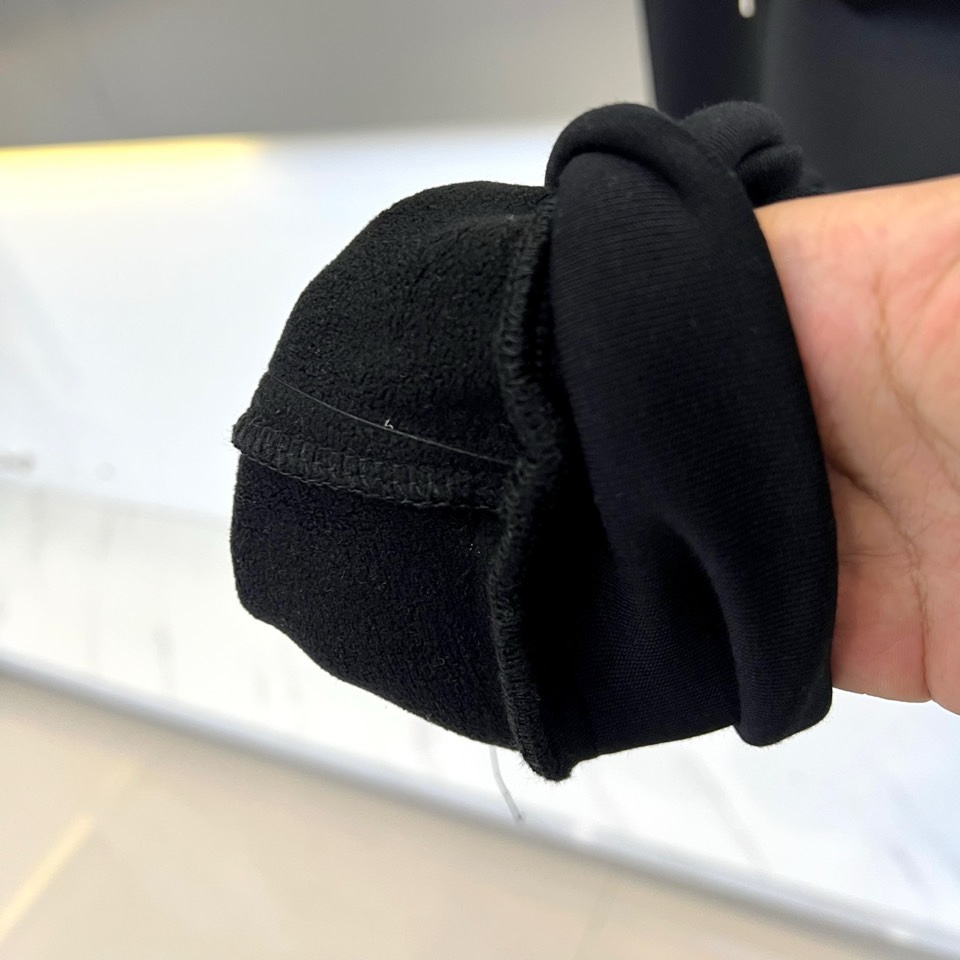 🌾Mon蒙口、2025秋冬推出经典黑色加绒长裤，以简约实用美学定义冬日温暖。款式采用流畅的直筒廓形，腰部