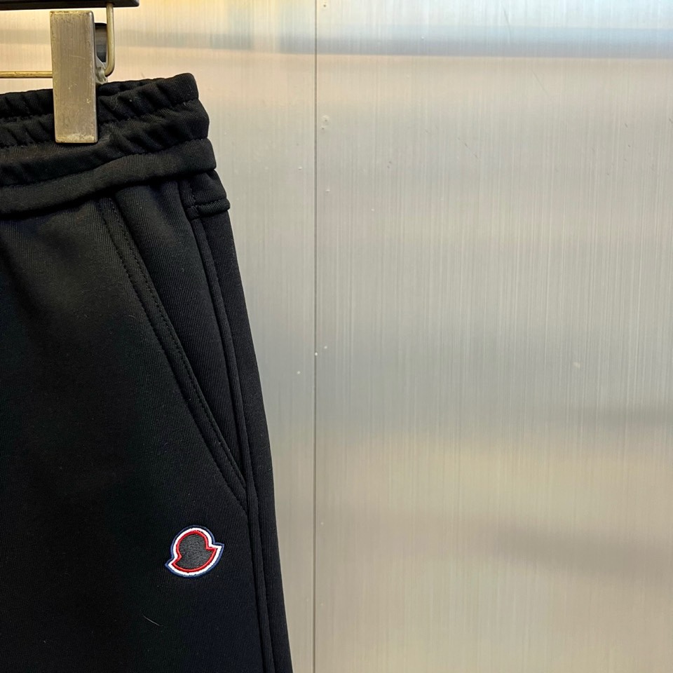 🌾Mon蒙口、2025秋冬推出经典黑色加绒长裤，以简约实用美学定义冬日温暖。款式采用流畅的直筒廓形，腰部