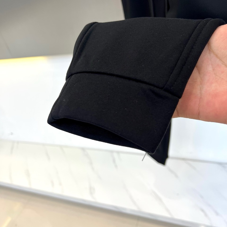 🌾Mon蒙口、2025秋冬推出经典黑色加绒长裤，以简约实用美学定义冬日温暖。款式采用流畅的直筒廓形，腰部