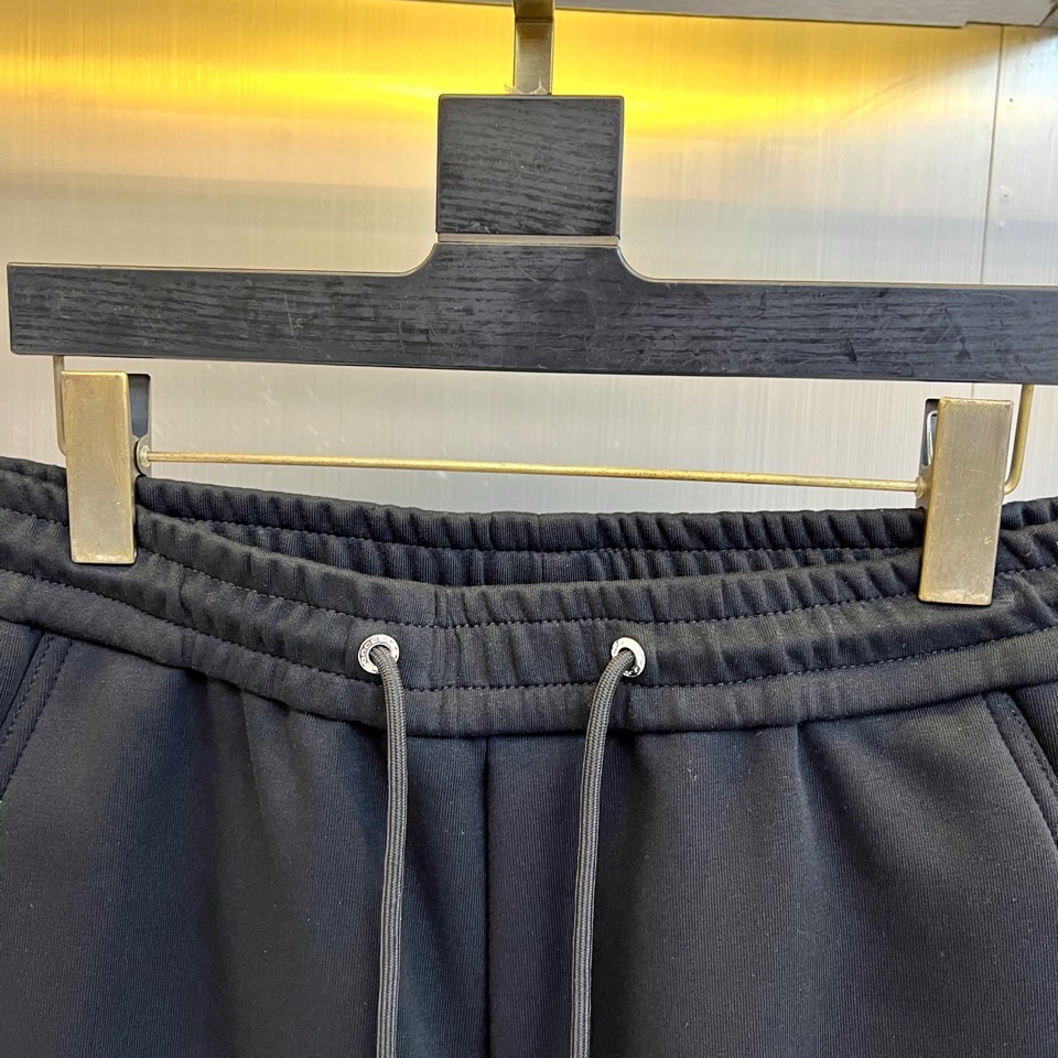 🌾Mon蒙口、2025秋冬推出经典黑色加绒长裤，以简约实用美学定义冬日温暖。款式采用流畅的直筒廓形，腰部