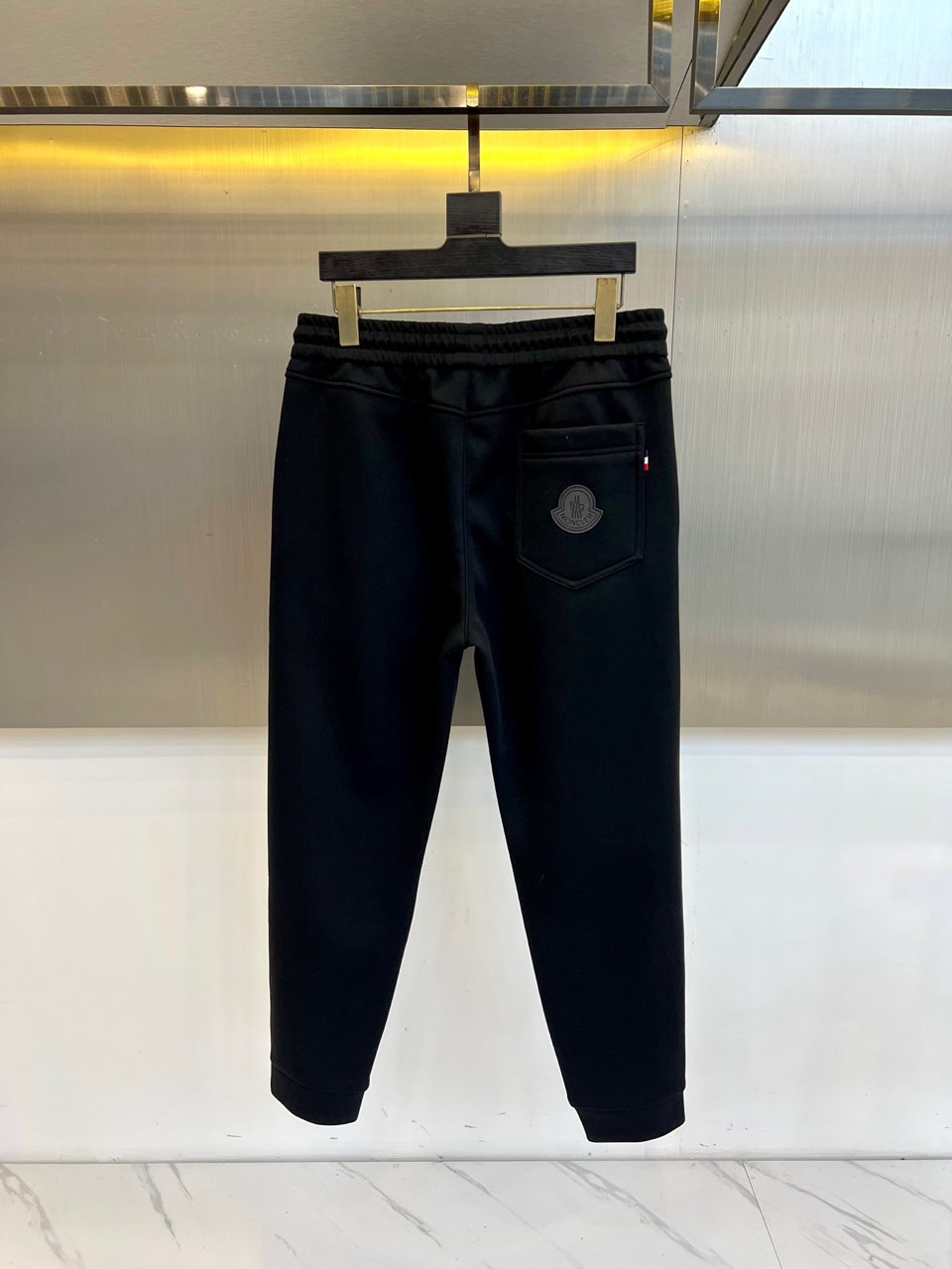 🌾Mon蒙口、2025秋冬推出经典黑色加绒长裤，以简约实用美学定义冬日温暖。款式采用流畅的直筒廓形，腰部