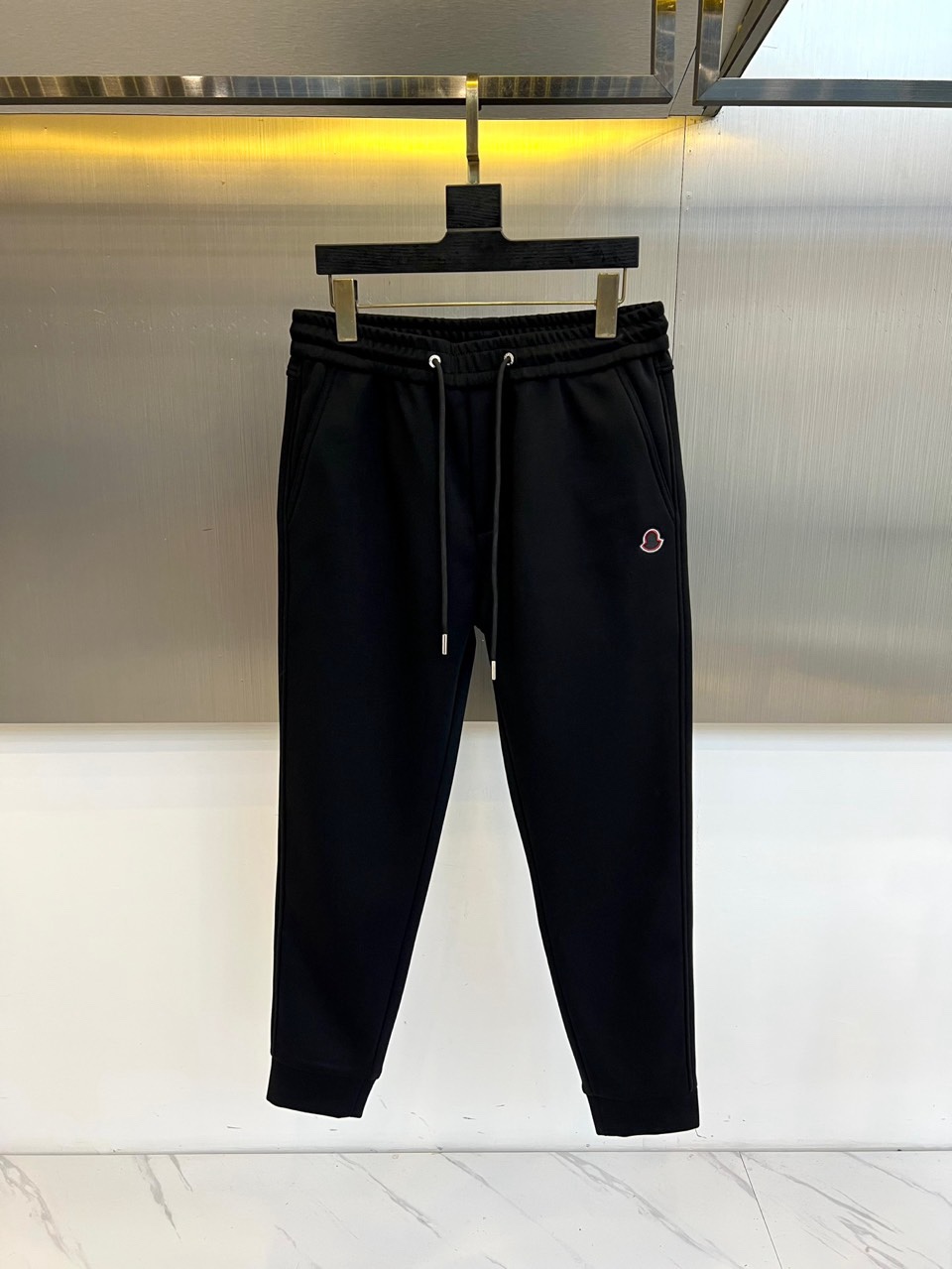 🌾Mon蒙口、2025秋冬推出经典黑色加绒长裤，以简约实用美学定义冬日温暖。款式采用流畅的直筒廓形，腰部