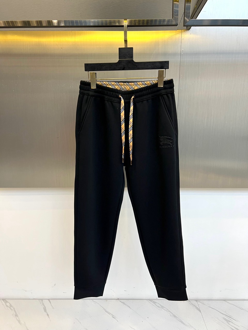 🌾Bur巴宝莉、2025秋冬新品休闲长裤，以宽松剪裁演绎现代英伦风尚。款式采用弹性抽绳腰头设计，腰头饰有