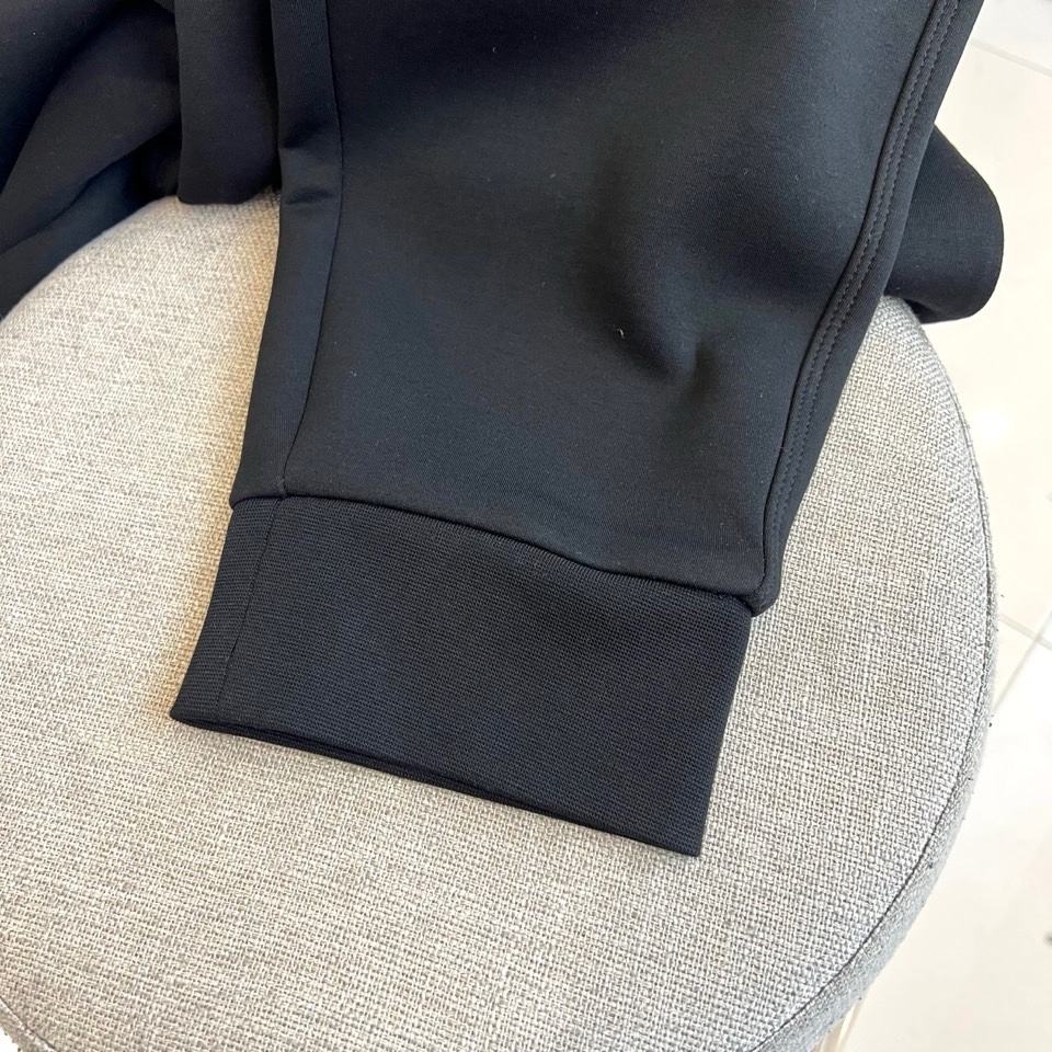 🌾Bur巴宝莉、2025秋冬新品休闲长裤，以宽松剪裁演绎现代英伦风尚。款式采用弹性抽绳腰头设计，腰头饰有