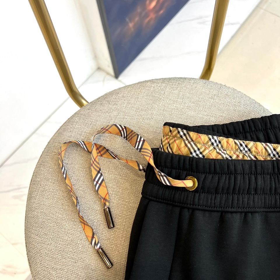 🌾Bur巴宝莉、2025秋冬新品休闲长裤，以宽松剪裁演绎现代英伦风尚。款式采用弹性抽绳腰头设计，腰头饰有