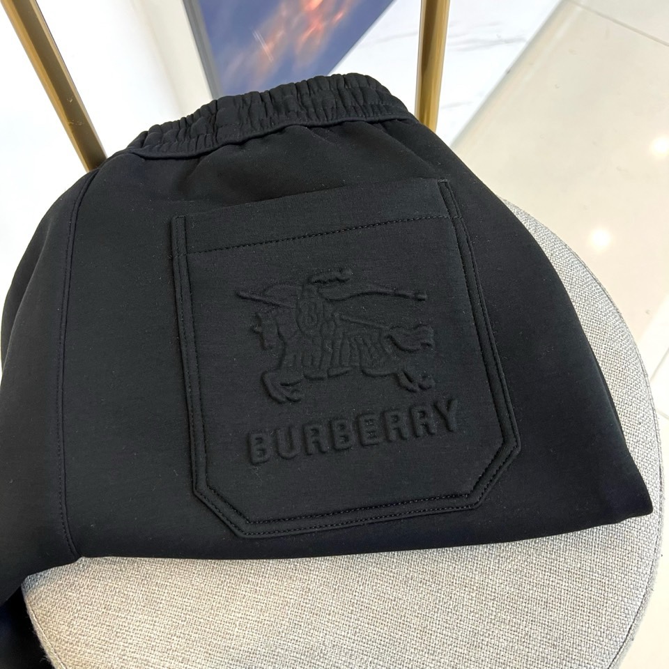 🌾Bur巴宝莉、2025秋冬新品休闲长裤，以宽松剪裁演绎现代英伦风尚。款式采用弹性抽绳腰头设计，腰头饰有