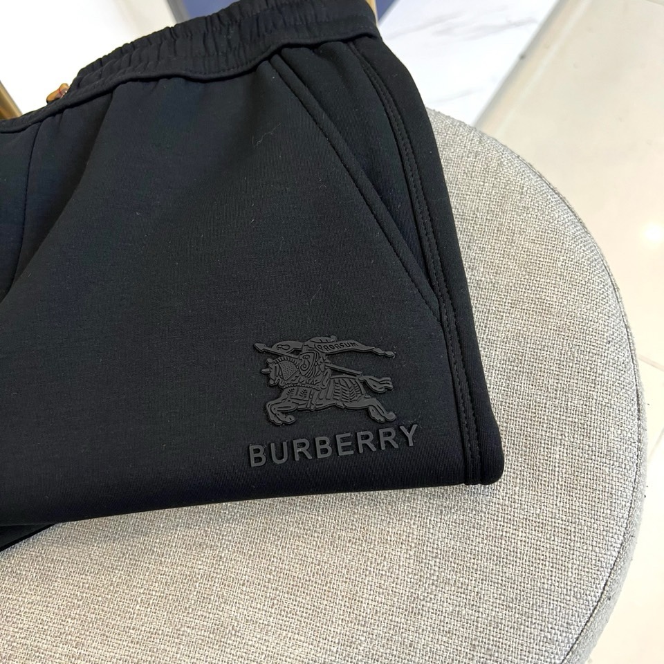 🌾Bur巴宝莉、2025秋冬新品休闲长裤，以宽松剪裁演绎现代英伦风尚。款式采用弹性抽绳腰头设计，腰头饰有