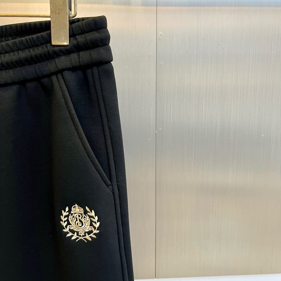 🌾Bur巴宝莉、2025秋冬新品加绒加厚休闲卫裤。系列甄选柔软细腻的加绒内里，紧密贴合肌肤，锁住融融暖意