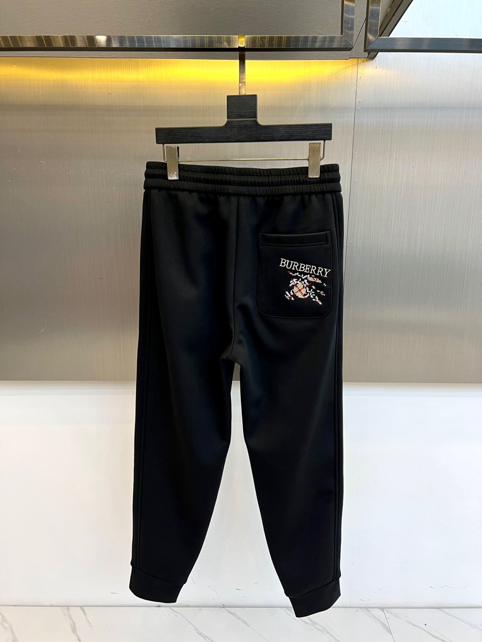 🌾Bur巴宝莉、2025秋冬新品加绒加厚休闲卫裤。系列甄选柔软细腻的加绒内里，紧密贴合肌肤，锁住融融暖意