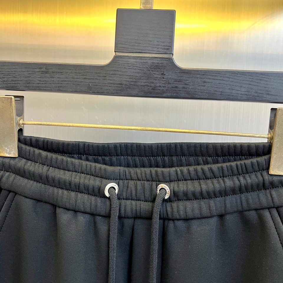 🌾Bur巴宝莉、2025秋冬新品加绒加厚休闲卫裤。系列甄选柔软细腻的加绒内里，紧密贴合肌肤，锁住融融暖意