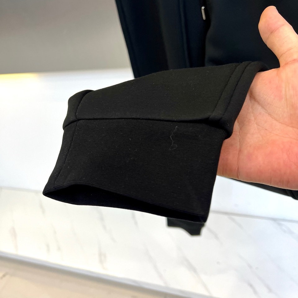 🌾Bur巴宝莉、2025秋冬新品加绒加厚休闲卫裤。系列甄选柔软细腻的加绒内里，紧密贴合肌肤，锁住融融暖意