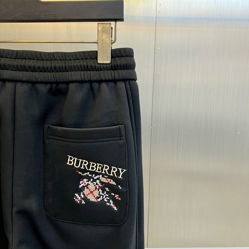 🌾Bur巴宝莉、2025秋冬新品加绒加厚休闲卫裤。系列甄选柔软细腻的加绒内里，紧密贴合肌肤，锁住融融暖意