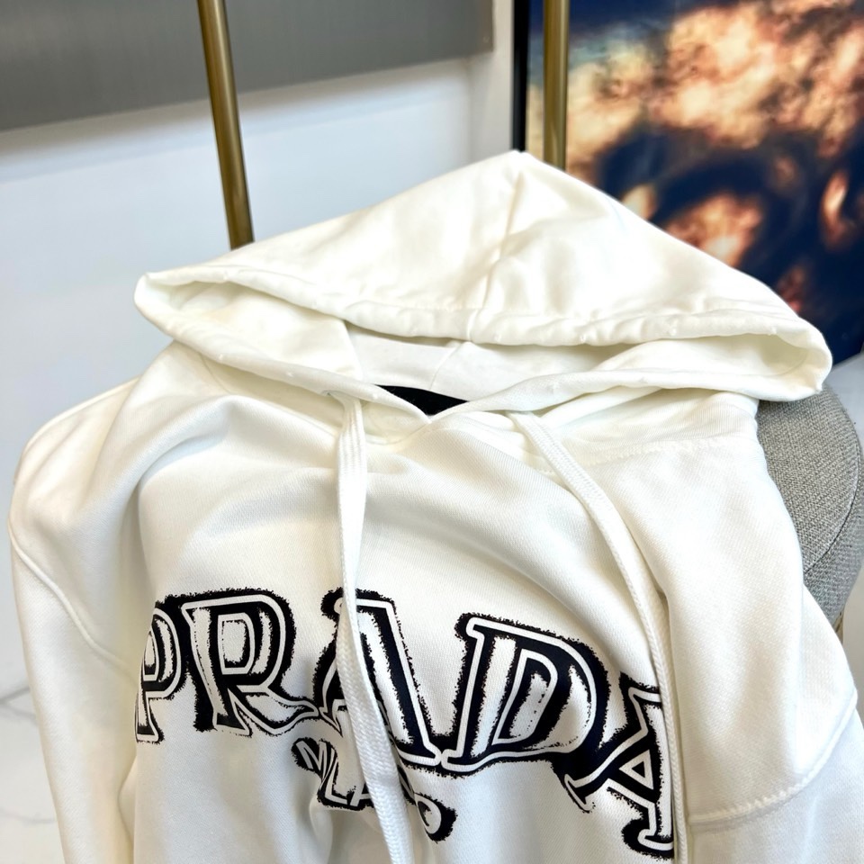 🌾Prada普拉、2025秋冬新品连帽套头卫衣，以简约白色基调诠释意式现代美学。这款卫衣采用经典连帽设计