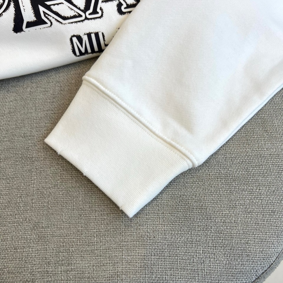 🌾Prada普拉、2025秋冬新品连帽套头卫衣，以简约白色基调诠释意式现代美学。这款卫衣采用经典连帽设计