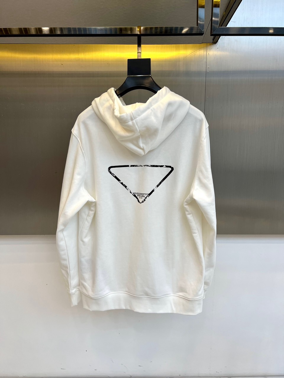 🌾Prada普拉、2025秋冬新品连帽套头卫衣，以简约白色基调诠释意式现代美学。这款卫衣采用经典连帽设计