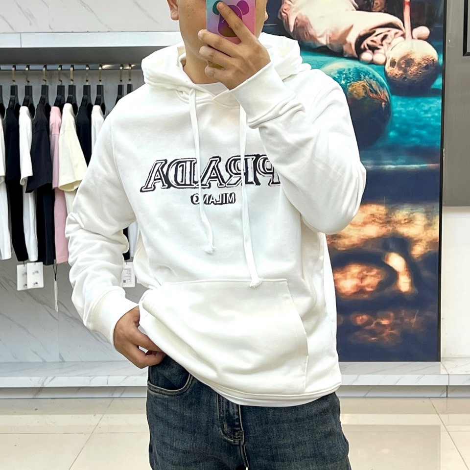 🌾Prada普拉、2025秋冬新品连帽套头卫衣，以简约白色基调诠释意式现代美学。这款卫衣采用经典连帽设计