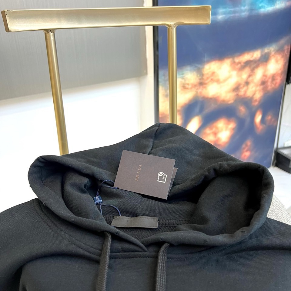 🌾Prada普拉、2025秋冬新品连帽套头卫衣，以简约白色基调诠释意式现代美学。这款卫衣采用经典连帽设计