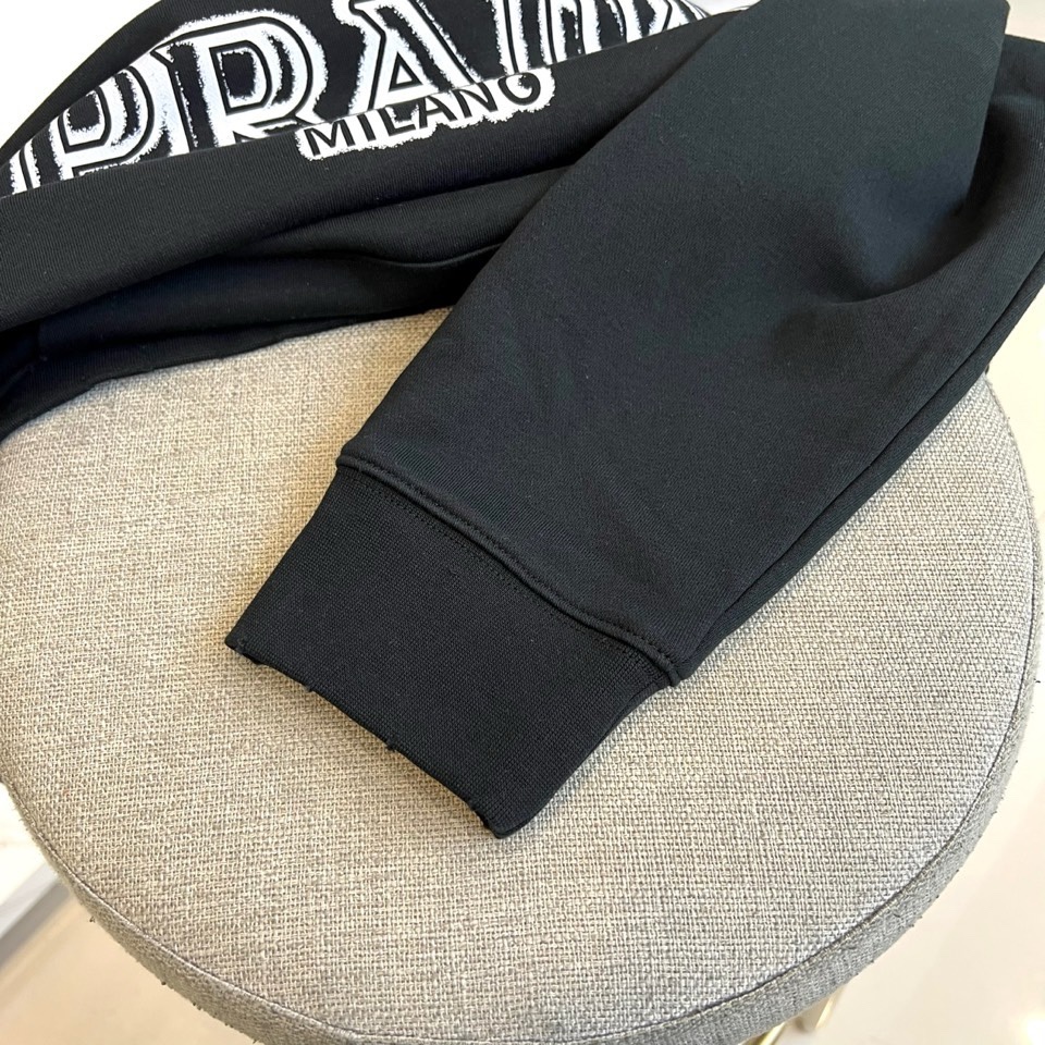 🌾Prada普拉、2025秋冬新品连帽套头卫衣，以简约白色基调诠释意式现代美学。这款卫衣采用经典连帽设计