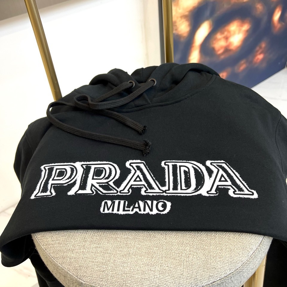 🌾Prada普拉、2025秋冬新品连帽套头卫衣，以简约白色基调诠释意式现代美学。这款卫衣采用经典连帽设计