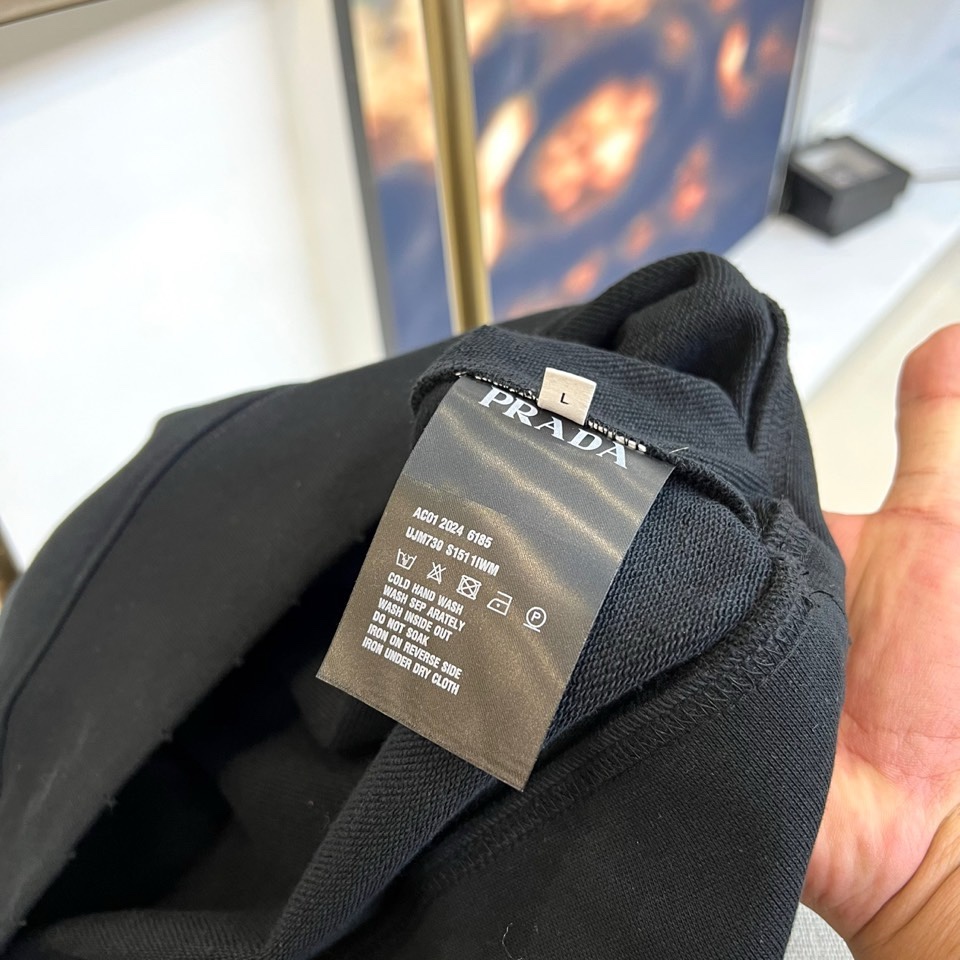 🌾Prada普拉、2025秋冬新品连帽套头卫衣，以简约白色基调诠释意式现代美学。这款卫衣采用经典连帽设计