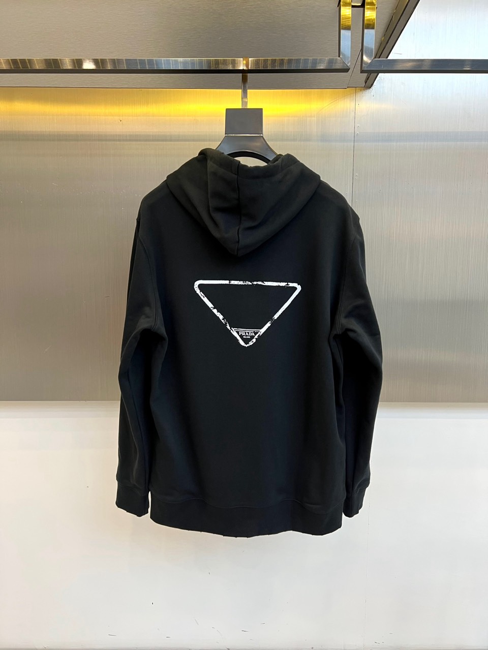 🌾Prada普拉、2025秋冬新品连帽套头卫衣，以简约白色基调诠释意式现代美学。这款卫衣采用经典连帽设计