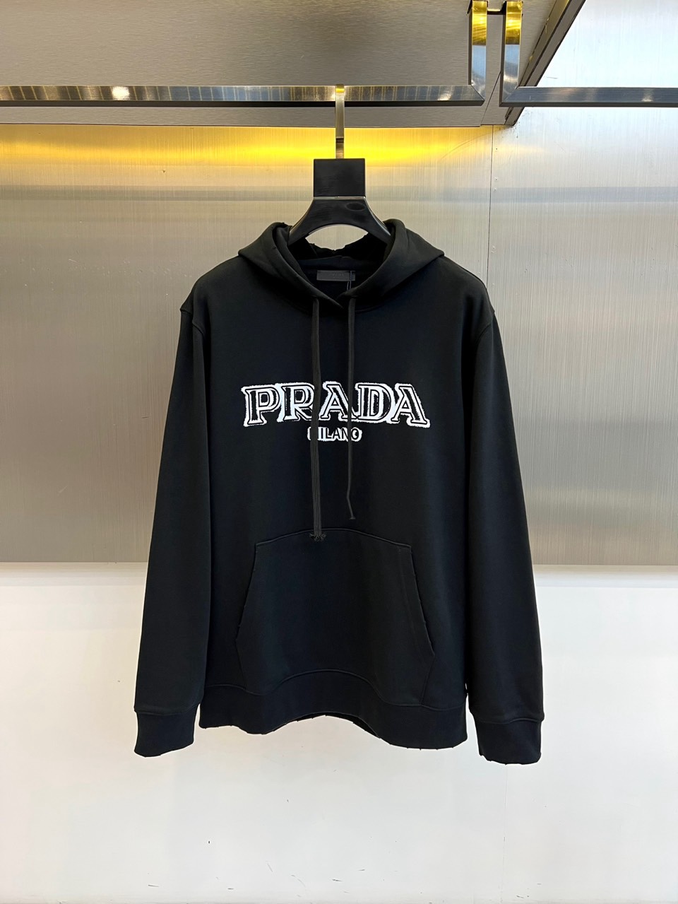 🌾Prada普拉、2025秋冬新品连帽套头卫衣，以简约白色基调诠释意式现代美学。这款卫衣采用经典连帽设计